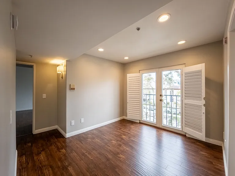 11038 Camarillo St #18 — Photo 16