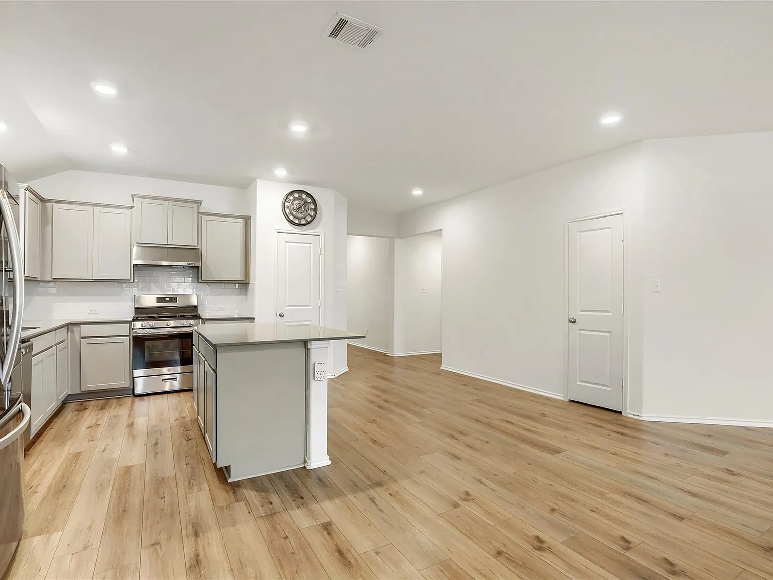 4 bed, 2.0 bath, 1938 sqft, $2,198 — Photo 3