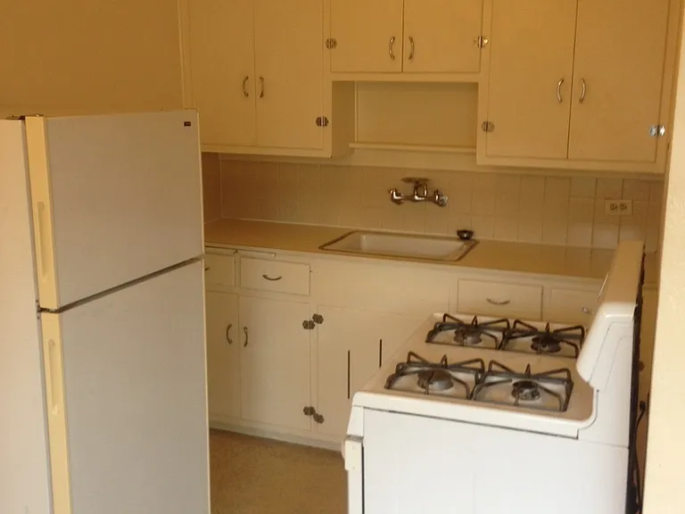 Goldsborough Apartments — Photo 11