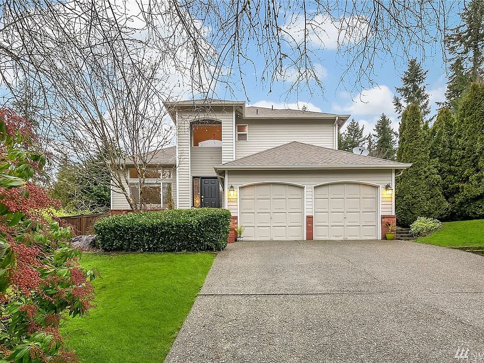 Quality 2-story craftsman home with grand entry. 