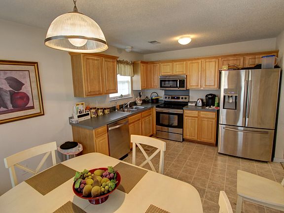 3rd image of 101 Yorkshire Dr