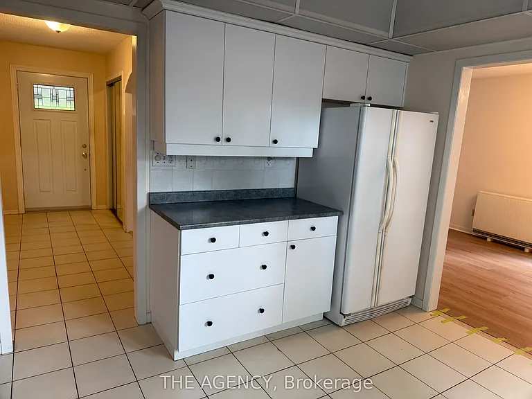 323 Waratah Ave — Photo 13