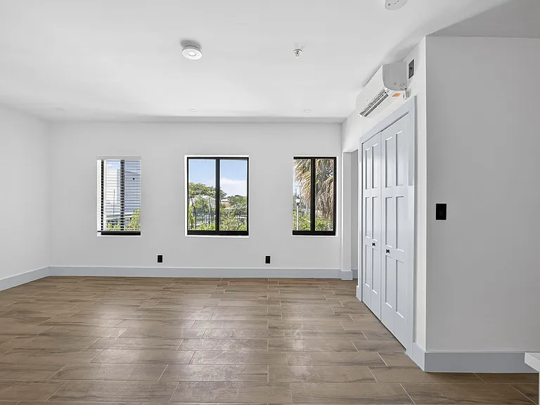 2032 N Dixie Hwy #11 — Photo 4
