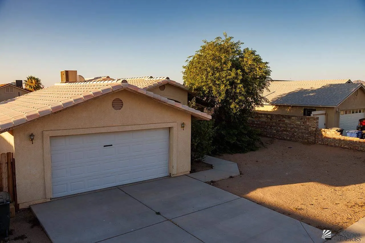 3 bed, 2.0 bath, 1324 sqft, $1,600 — Photo 2