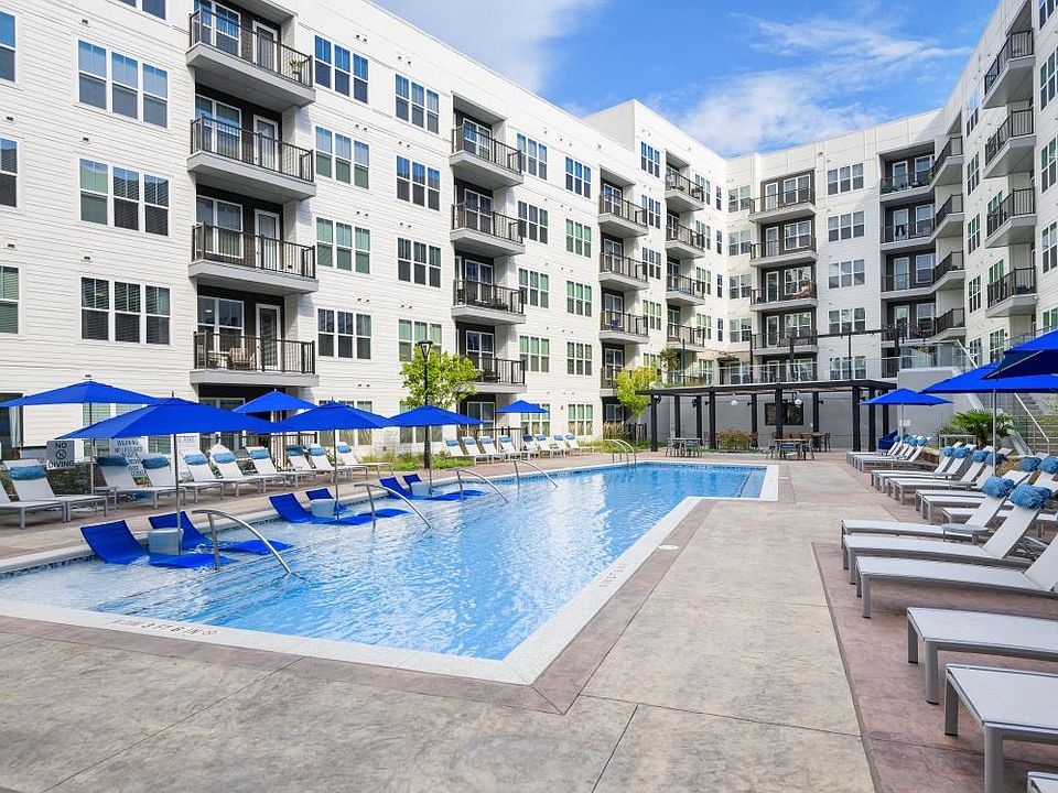 1st image of 800 Galleria Dr #606