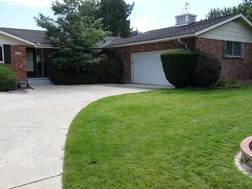 Entrance and front yard
