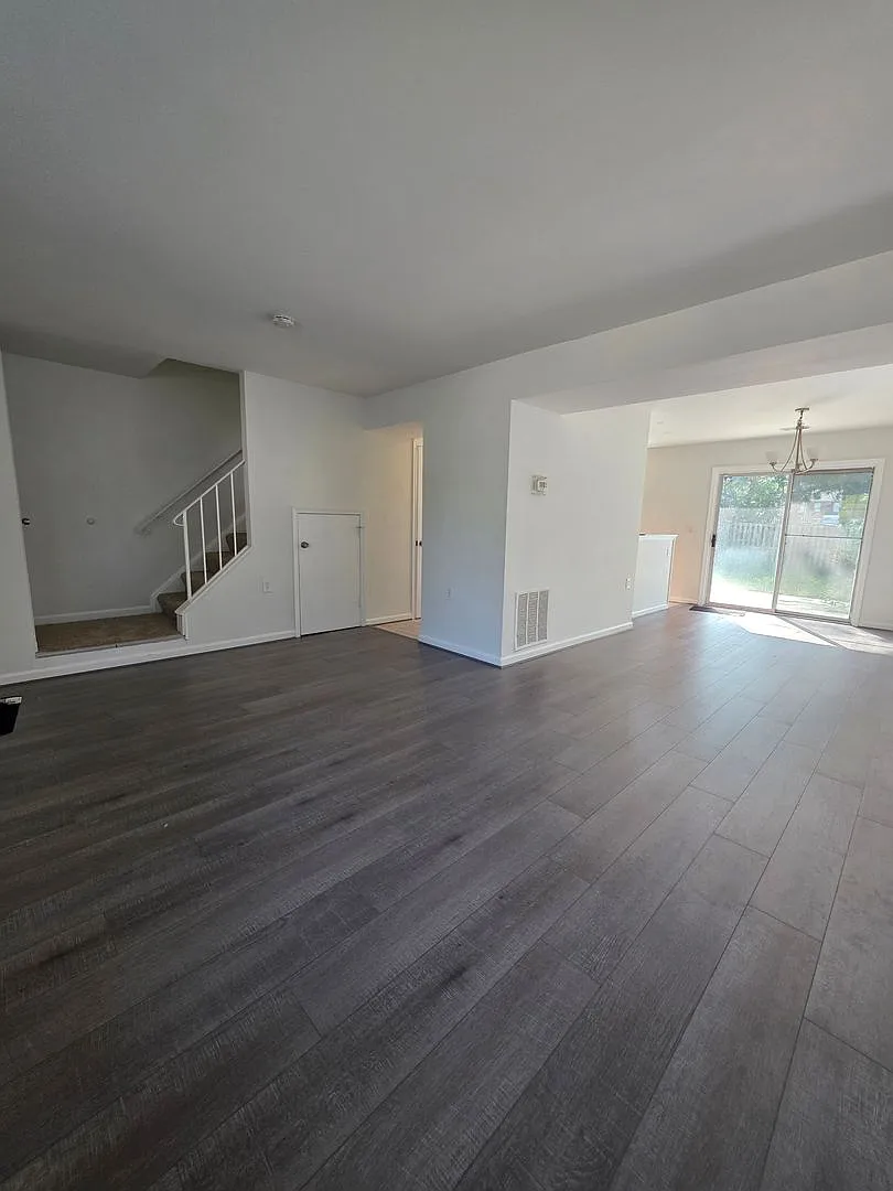 Beautiful 2-Level Townhome — Photo 3