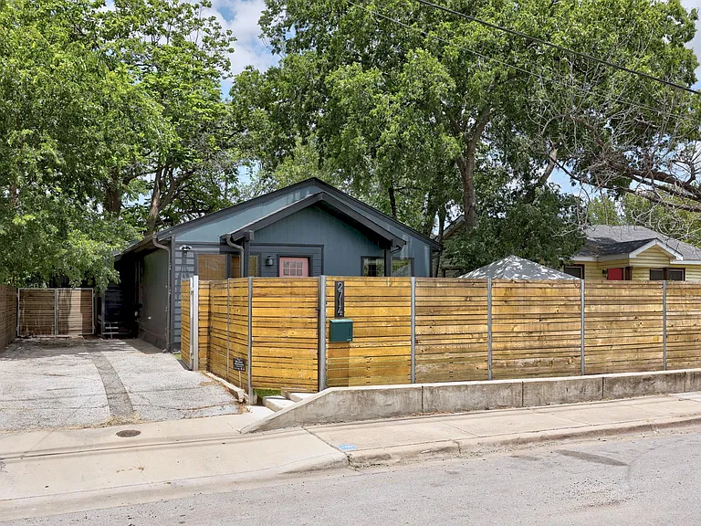 2714 E 2nd St — Photo 32
