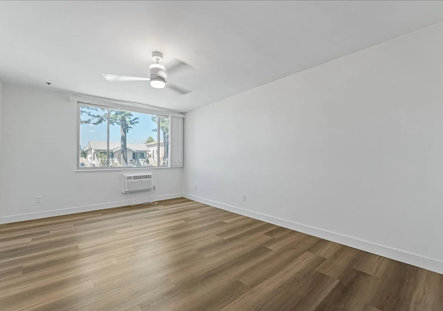 2736 Pomeroy Ave — Photo 3