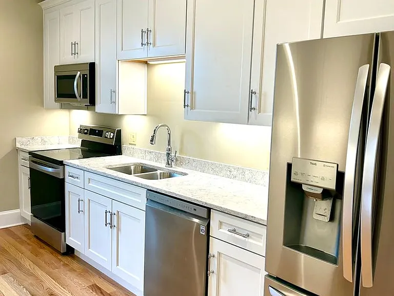 446 W 6th St — Photo 11
