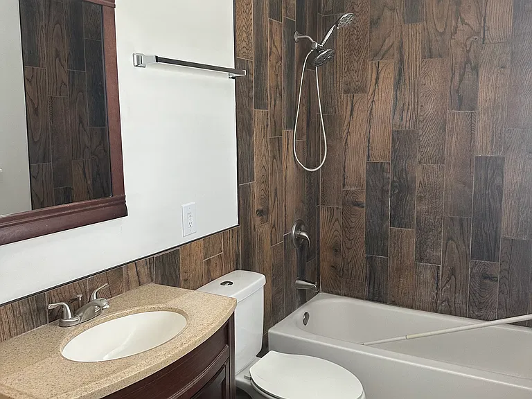 1002 Snug Harbor Ct — Photo 5