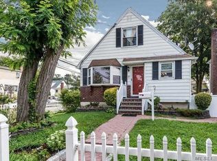 32 Edgewood Rd, Port Washington, NY 11050