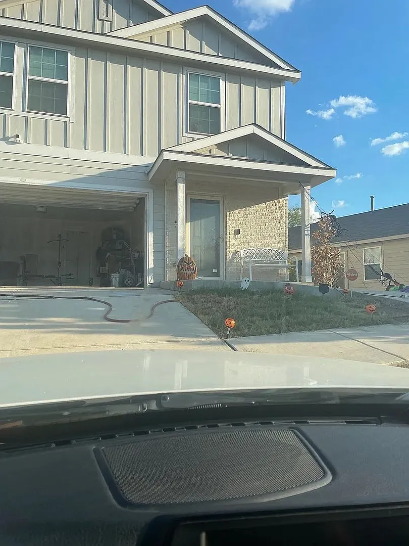 Room in 4 Bedroom Home in San Antonio — Photo 4