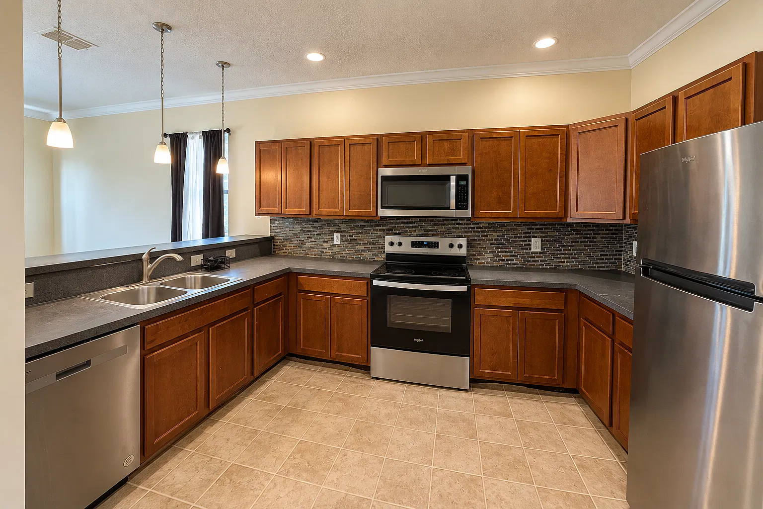 4 bed, 2.5 bath, 1950 sqft, $1,795 — Photo 3