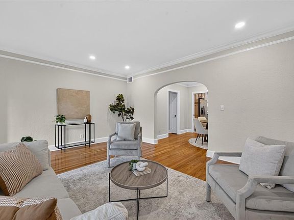 3rd image of 1242 E RIDGEWOOD STREET