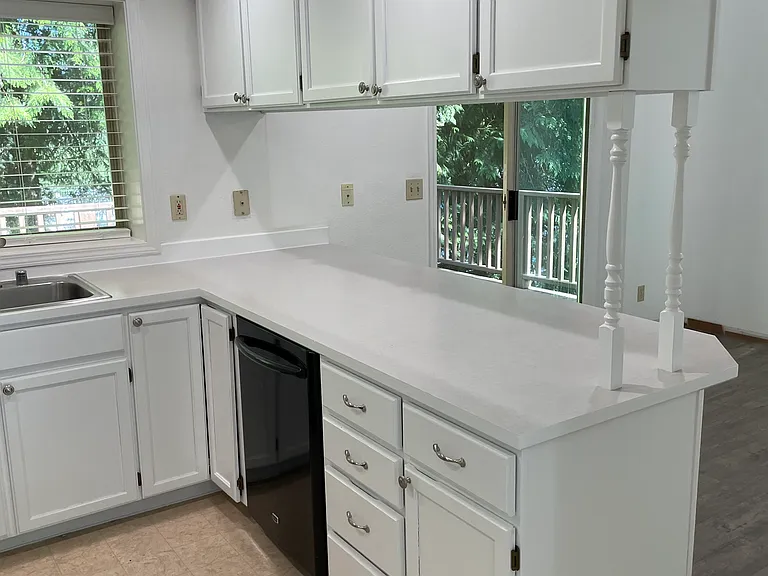 530 NW Carolyn Ln — Photo 6