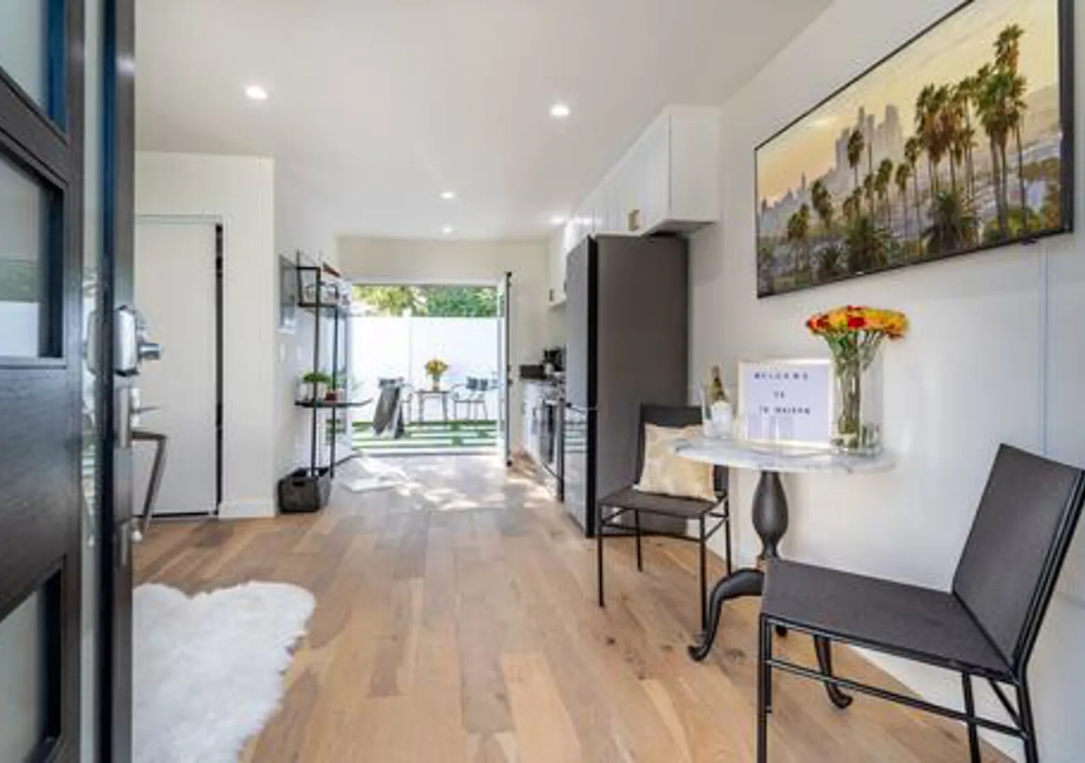 Well Appointed and Charming Guest House in Sherman Oaks — Photo 2
