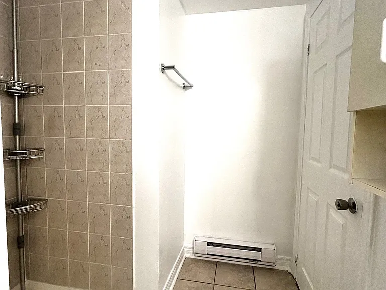 5219 Broughton Cres #IN-LAW ON MAI — Photo 17