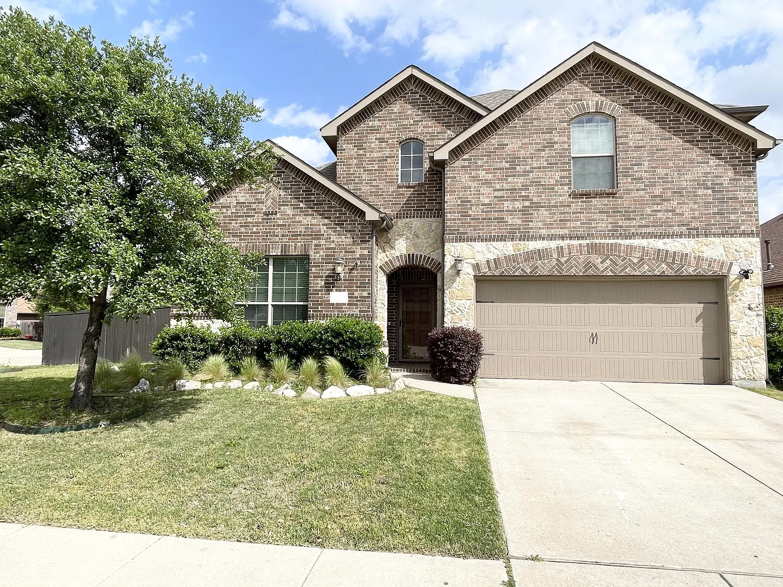 601 Hummingbird Dr — Photo 2