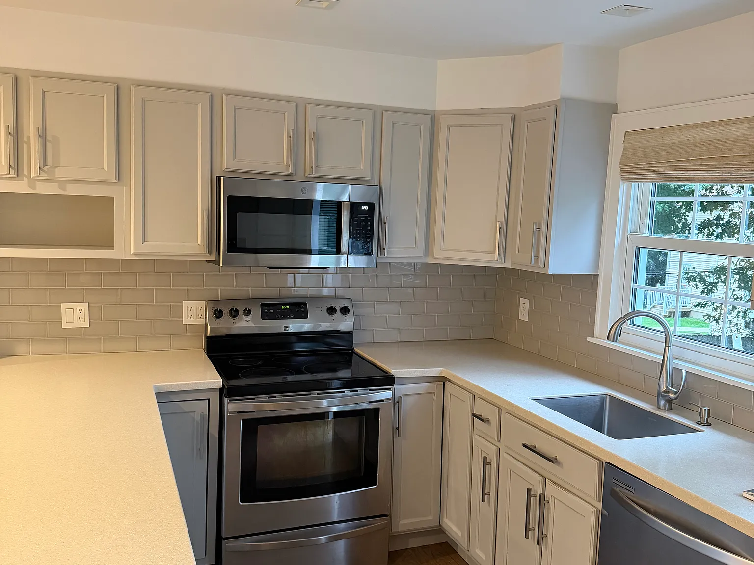 2 bed, 1050 sqft, $3,400 — Photo 2