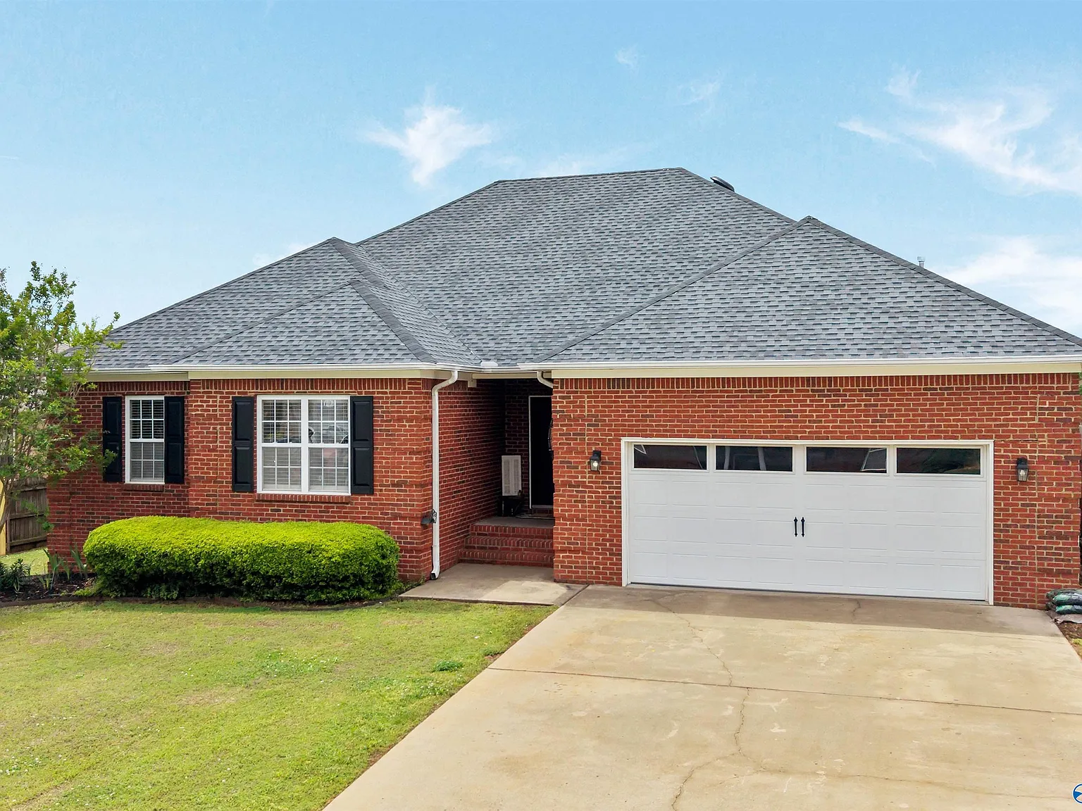 4 bed, 2.0 bath, 2069 sqft, $2,100 — Photo 2