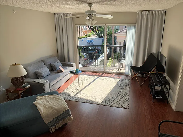 2005 SE 10th Ave #406 — Photo 4