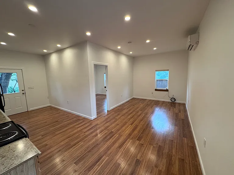 1047 Venice St — Photo 4