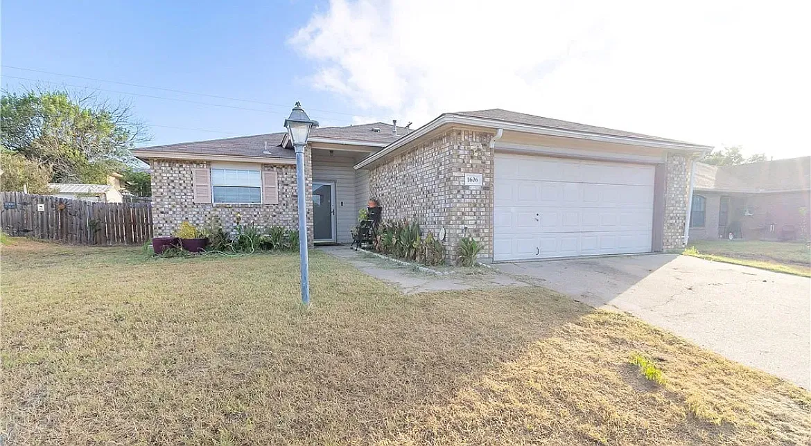 3 bed, 1356 sqft, $1,600 — Photo 2