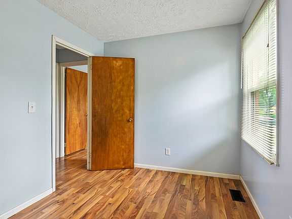 4th image of 8104 Pickford Dr