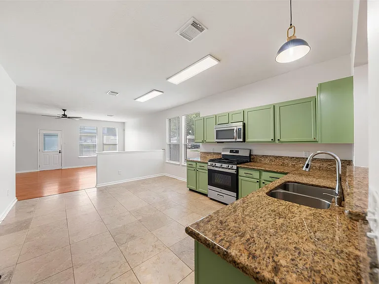 923 Shirefield Ln — Photo 12