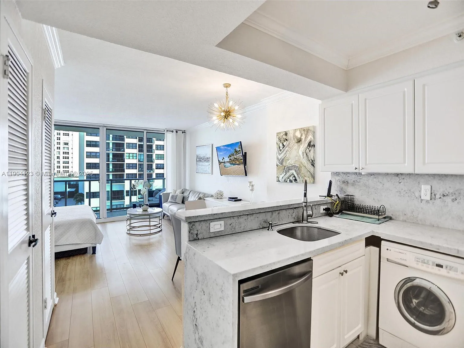 Wave Condo — Photo 2