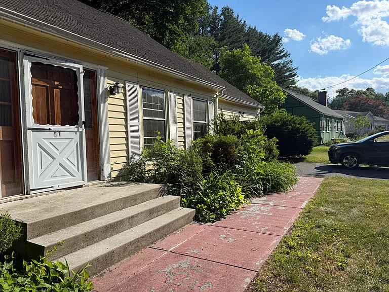51 Pilgrim Dr #B — Photo 2