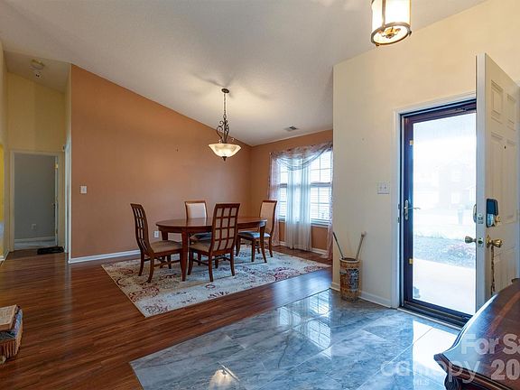 3rd image of 9704 Aventide Ln