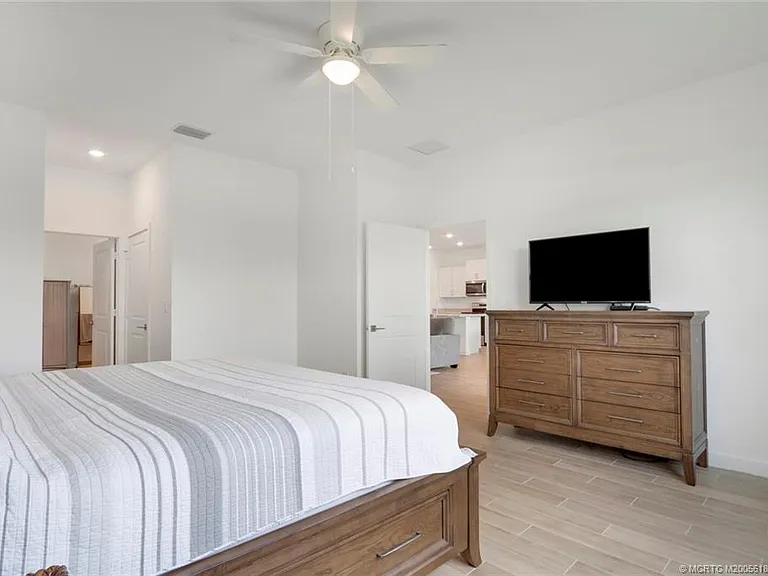 1630 NE Skyhigh Ter — Photo 20
