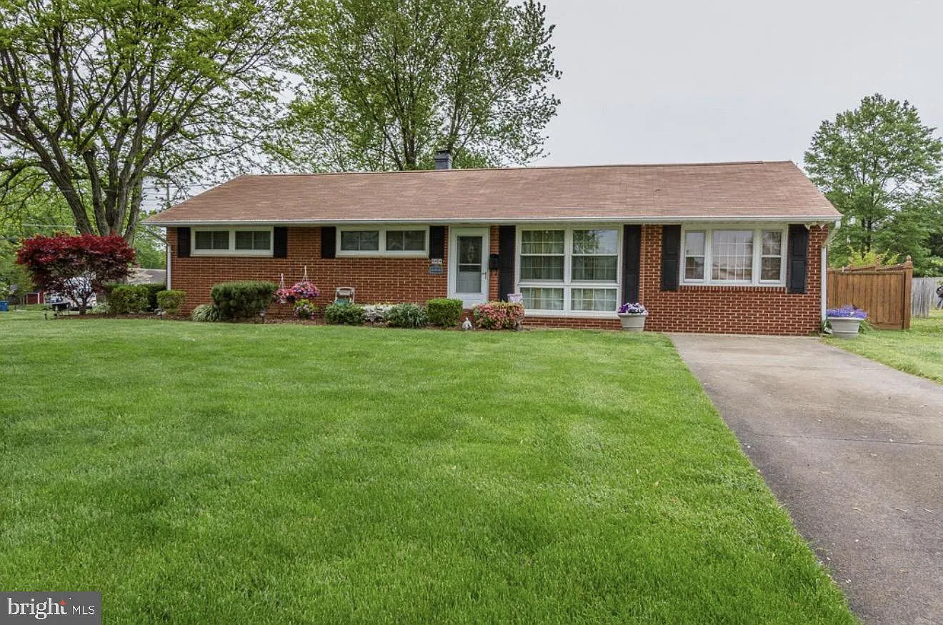 4 bed, 2.0 bath, 1352 sqft, $4,000 — Photo 1