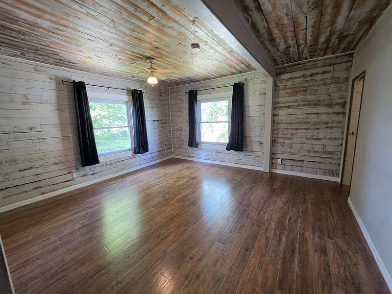 118 S Spring St — Photo 15