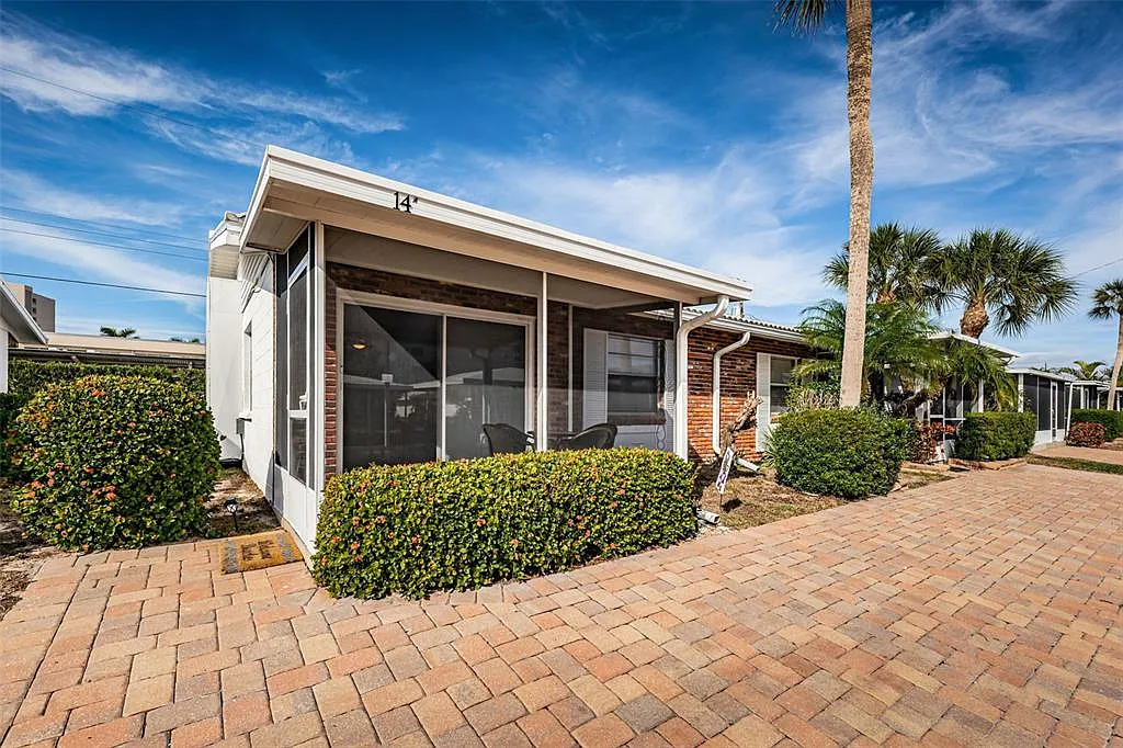 1 bed, 1.0 bath, 672 sqft, $7,470 — Photo 1