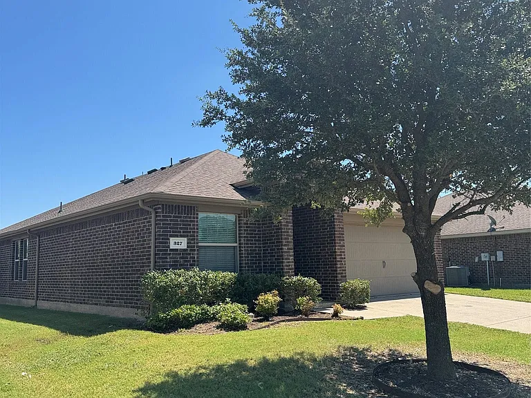 327 Elam Dr — Photo 3