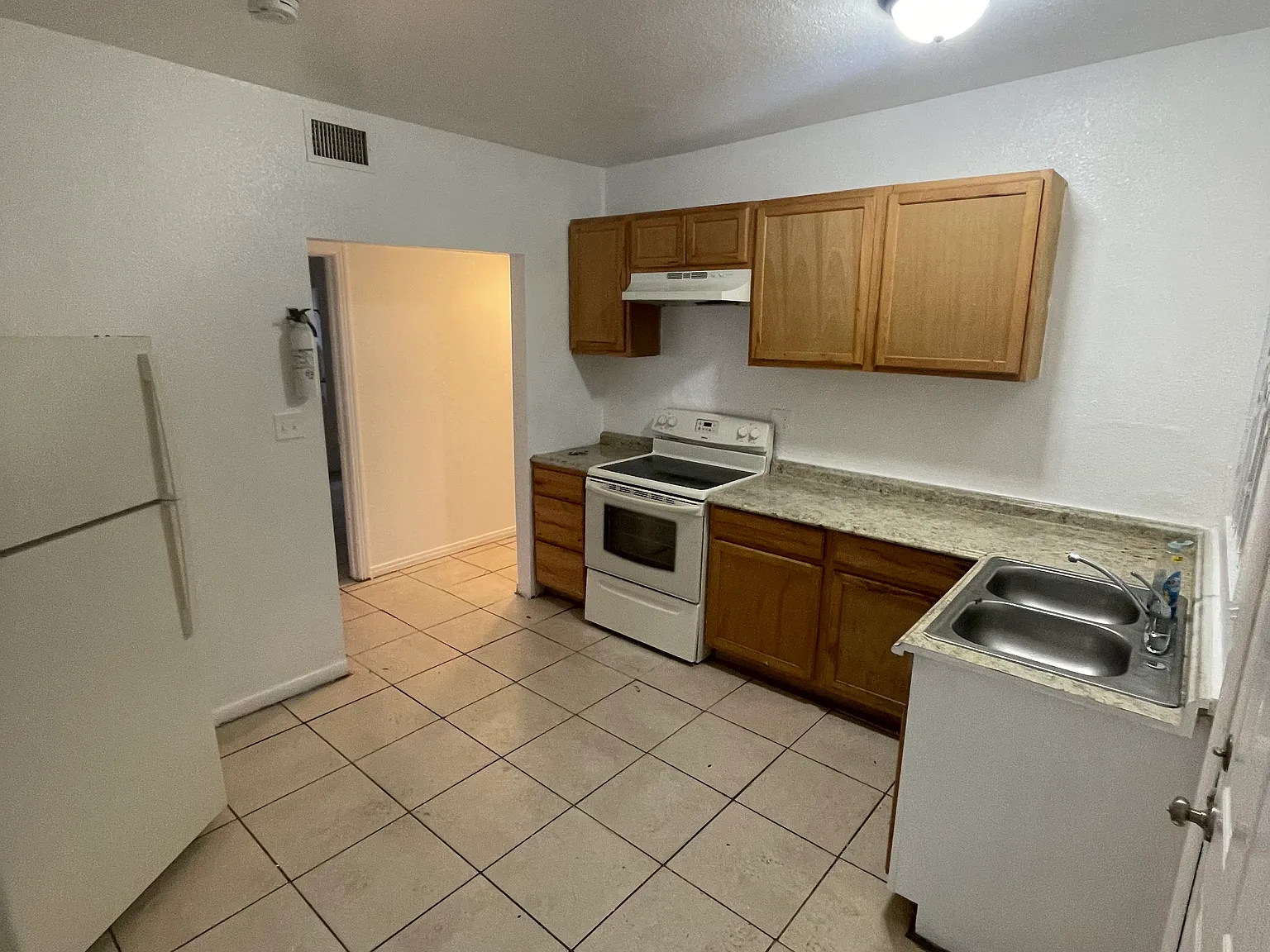 4 bed, 1976 sqft, $1,490 — Photo 2