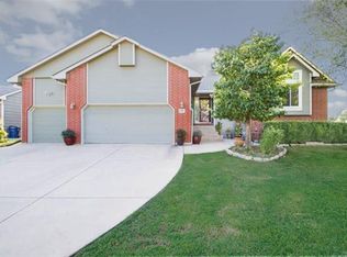 419 N Valley Stream Dr, Derby, KS 67037