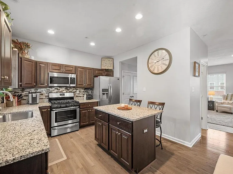 126 Watson Dr — Photo 2