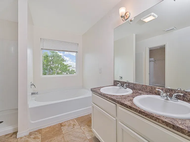 305 NW 16th Pl — Photo 14