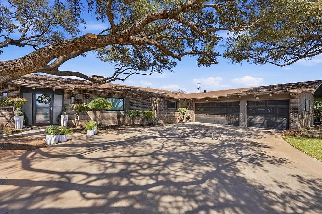 2002 Country Club Dr