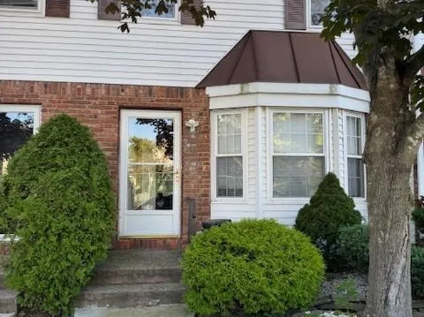 516 Golf View Ct, Staten Island, NY 10314