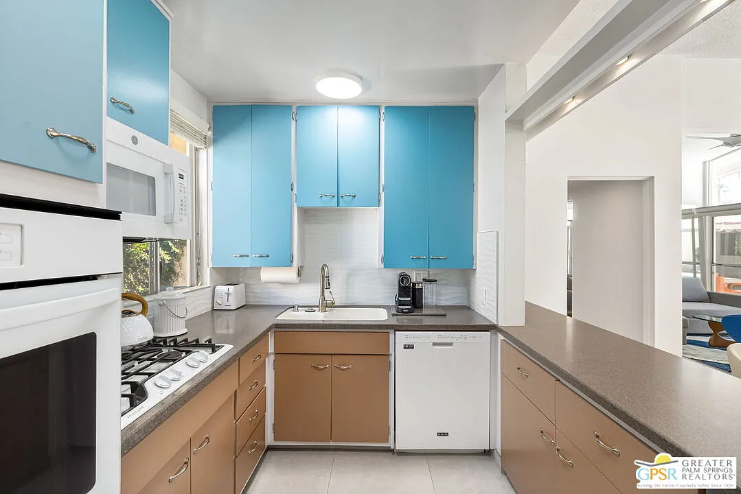 1 bed, 2.0 bath, 825 sqft, $2,900 — Photo 3