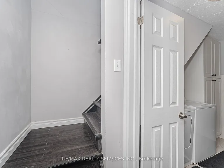 21 Beverley St #LOWER — Photo 6