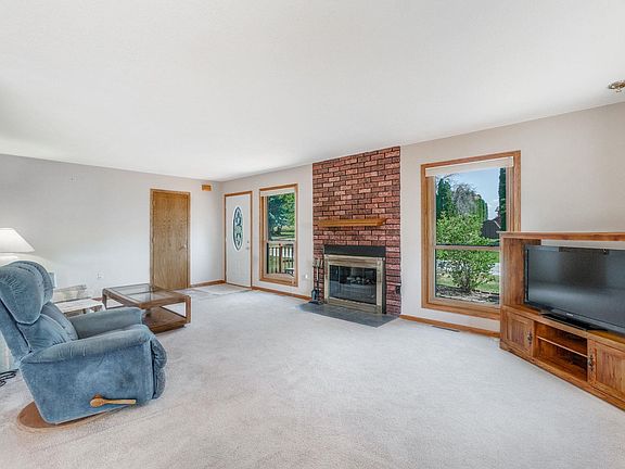 5th image of 604 8th Ave NE