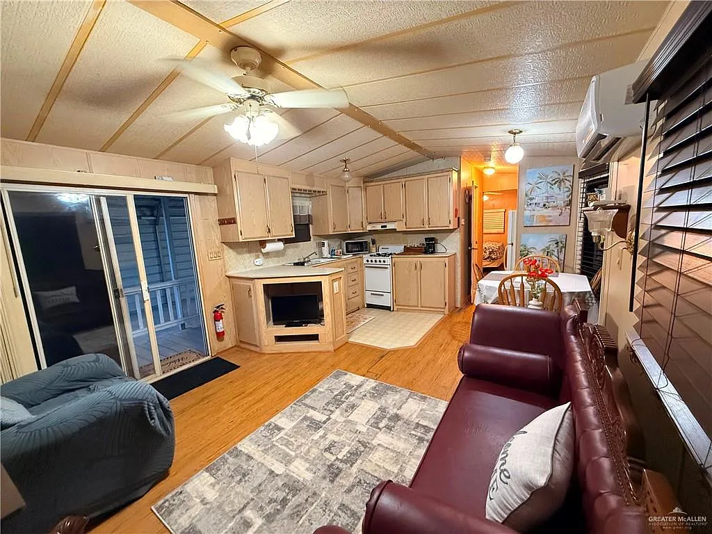 1 bed, 1.0 bath, 396 sqft, $850 — Photo 3