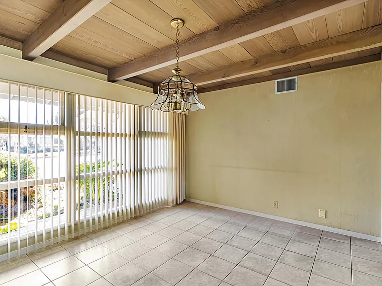 Distel Dr — Photo 16