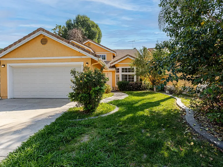 7306 Newcastle Ave — Photo 3